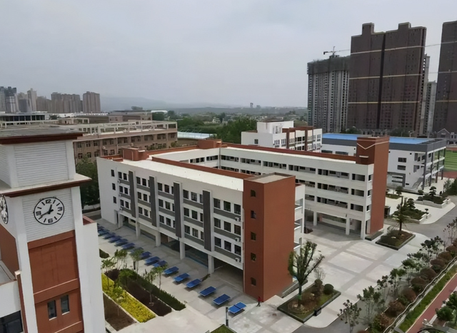 陕西女老师事件不断发酵，知情人爆料：吸烟穿吊带，疑有多位男友