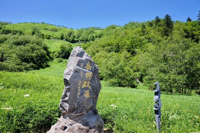 长白山南坡，地处中朝边界，是看天池的绝佳地段，每年仅开放数月