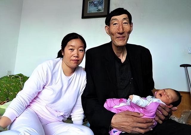 中国第一巨人鲍喜顺：不听医生劝告非要生子，现在儿子长到多高？