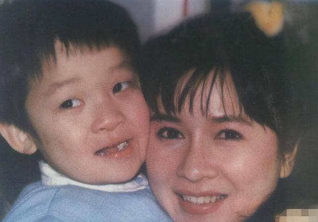 钱再多有什么用，64岁身价千万的蔡明，还是要为39岁儿子操碎了心