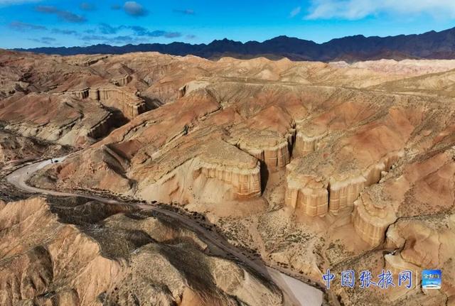 甘肃张掖：冬日外星谷色彩斑斓 亿年雕琢“外星地貌”引客来