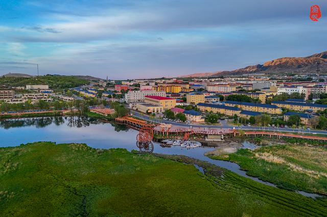 中国唯一以温泉命名的县域，温泉免费泡，夕阳下的湿地美如油画