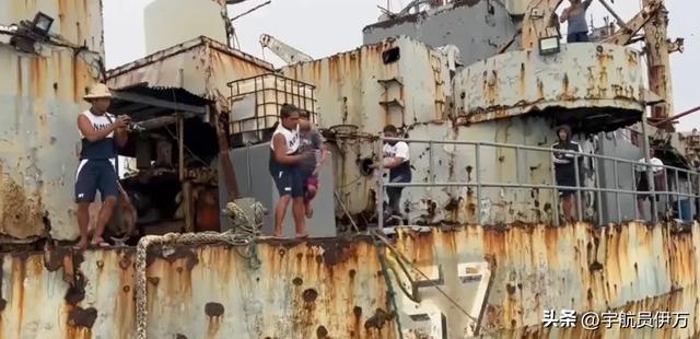 首次曝光：仁爱礁海域，中国海警拖离菲侵权船只，菲士兵已掏出枪