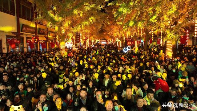 光影璀璨+演艺添彩！秦州黄金大道夜间魅力拉满