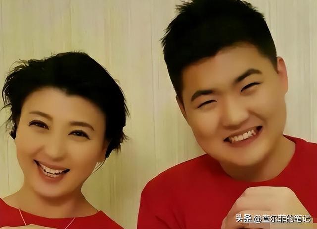 道歉不到24小时，闫学晶再迎三大噩耗，她儿子可能30万都赚不到了