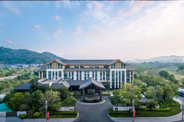 5分钟到达新兴南站！凭高铁票住房享9折优惠、泡汤泉低至¥48元/人！来禅域小镇玩转两天一夜！