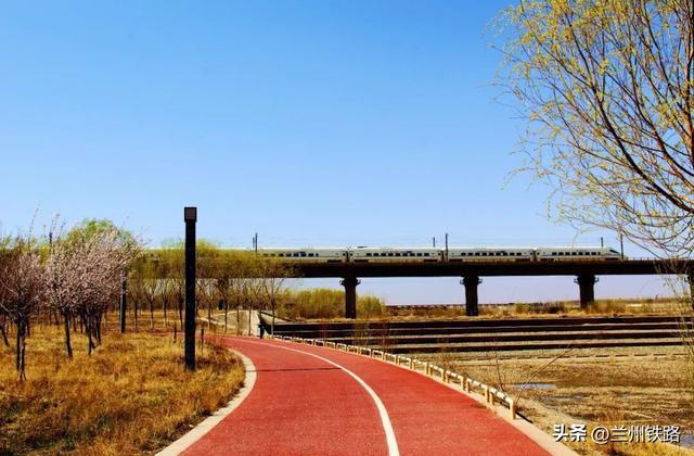 铁道风景线 | 黑河映铁骨，四季见风华