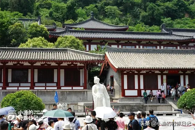 OK，西安华清池里的杨贵妃雕像“穿”上秋裤了！