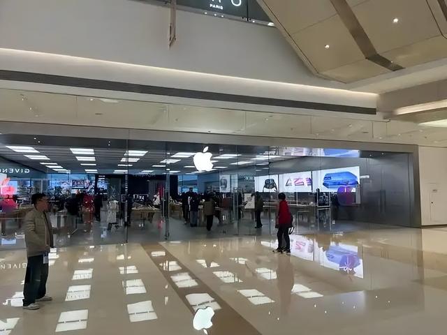 苹果首次在中国关停直营店，市场调整还是战略收缩？