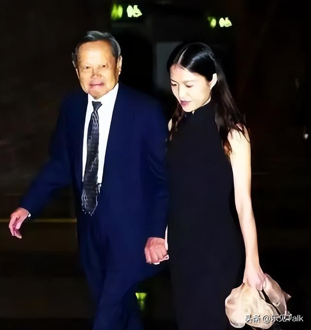 翁帆也没想到，丈夫杨振宁去世后，竟因生前一个举动再次口碑暴涨