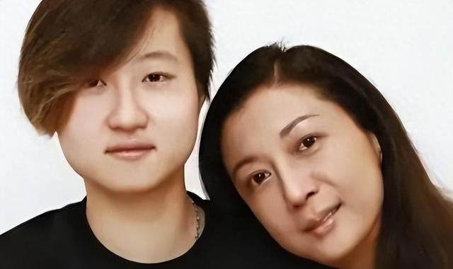 71岁成龙满头白发，儿子不成材，女儿在外流浪
