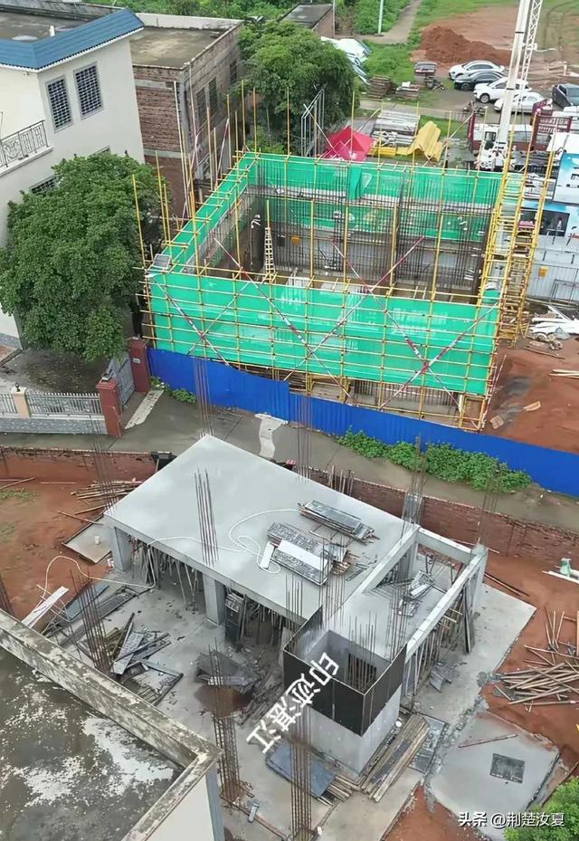 全红婵家别墅惹争议！邻居同期建房快完工了，她家一楼还在装铝模