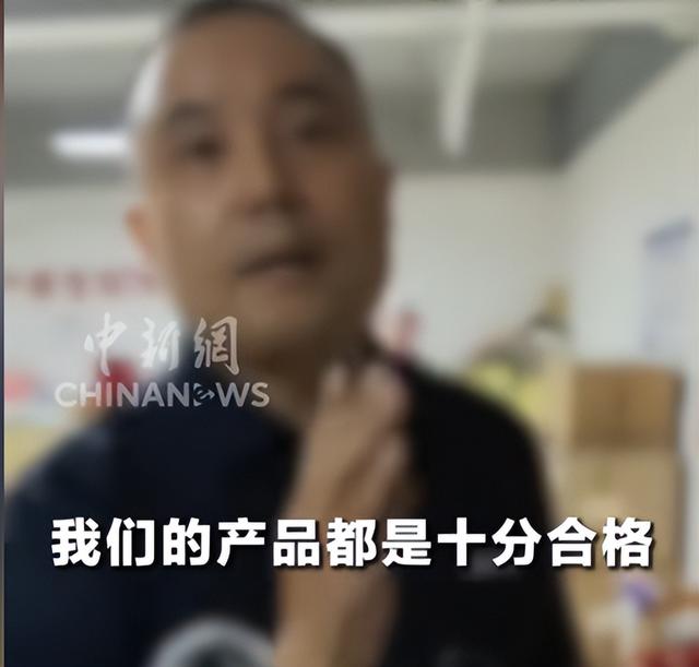 太猖狂！记者被打后续：警方介入，厂家底裤被扒光，这下摊上事了