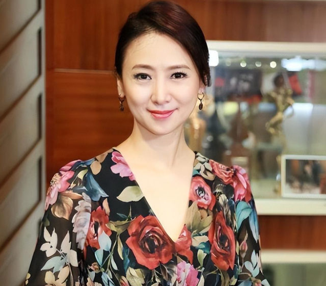 她出身清华大学，因拍三级片与父母决裂，如今再不让女儿进娱乐圈