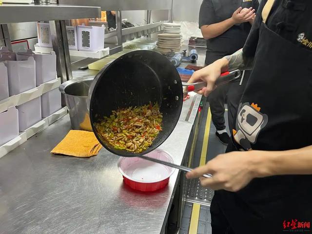 无人厨房？炒菜机器人来了，菜品稳定成本还低，老师傅要下岗？