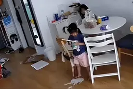 女孩打翻奶茶，妈妈的反应让无数人破防：父母拥有好情绪，教育就成功了一半图片