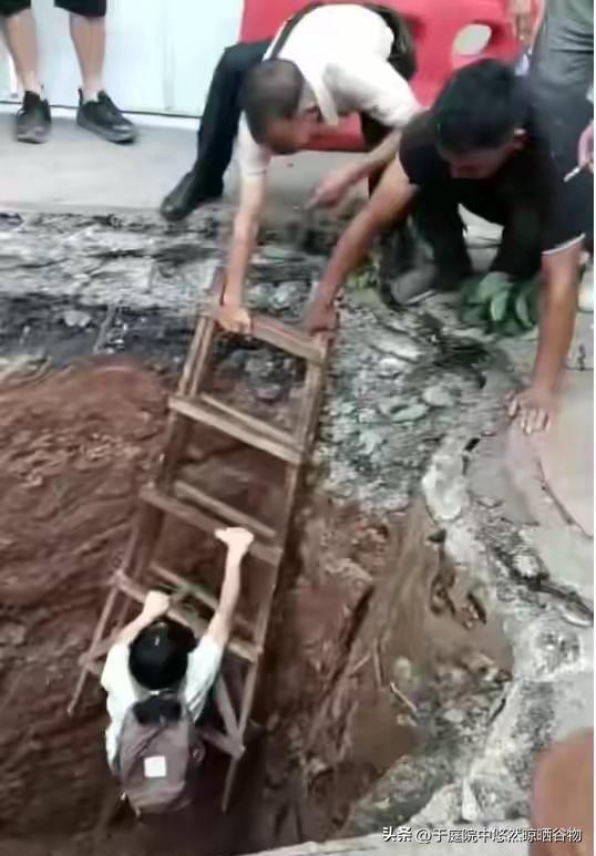“一个萝卜一个坑” 萝卜快跑无人驾驶车掉进3米深大坑，乘客懵逼