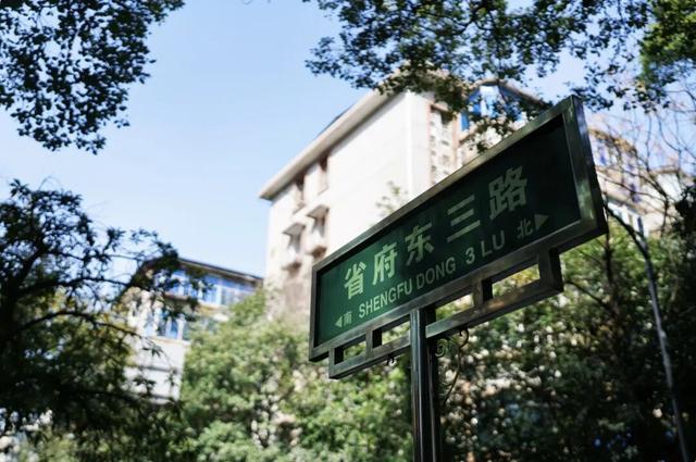 今年国庆，为什么是这座城拿了爽文剧本？