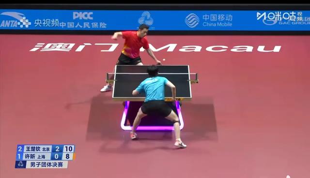 北京战胜上海队夺冠！没想到领奖台王楚钦出洋相，马龙提醒真及时