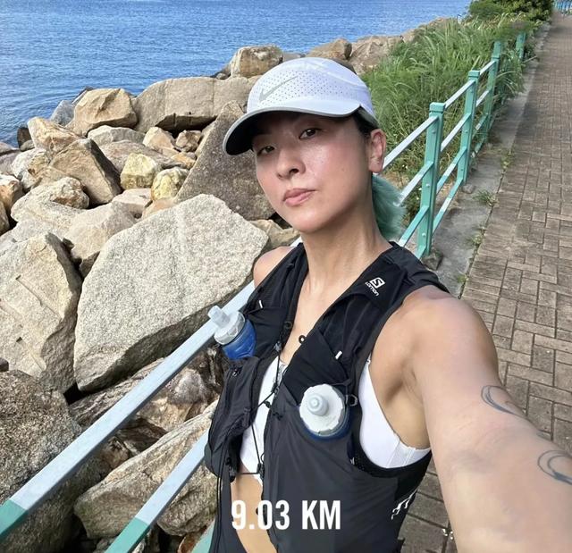 50岁不服老！徐濠萦高温下坚持“自虐”，全马成绩不输专业跑者