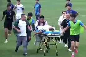 当场晕厥+抽搐！膝盖顶肋骨，还肘击太阳穴，中国足球又曝大丑闻图片