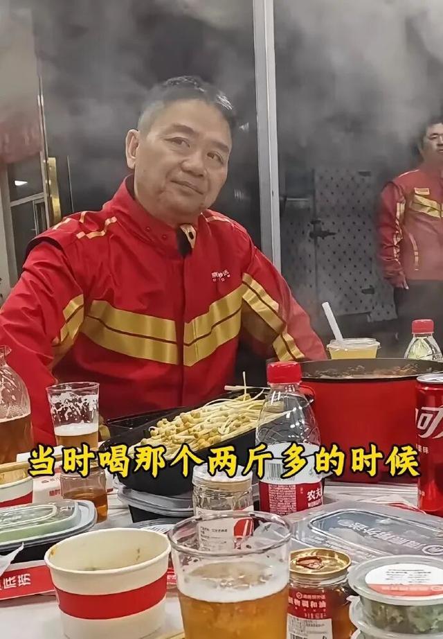 刘强东现身宿迁夜市，端着塑料碗与老乡搂肩共饮，比雷军还亲民！