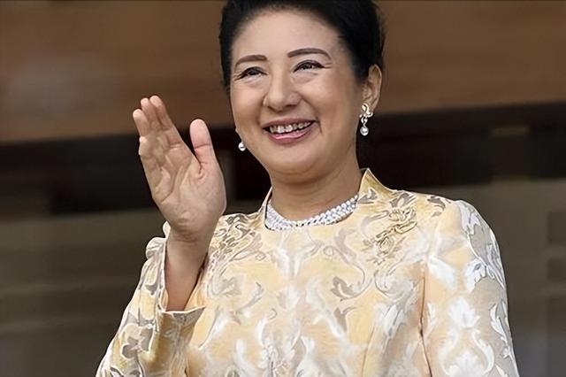 高市慌了？解放军对日改口，中方7字定性高市，日本搬出皇后求和