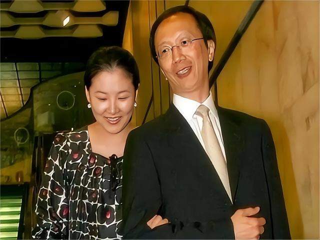 恩爱23年抵不过残酷现实，73岁梁锦松衰老萎缩，47岁伏明霞正美貌