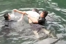 某女子为了拍短视频手机掉进水中，多人参与救援后续图片