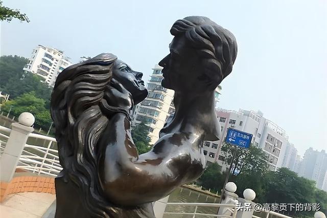 金秋漫步河滨：一座公园里的城市呼吸
