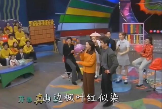 许何弯着腰抱着何晴遗像，背影很难过，许亚军没来给何晴撑伞！