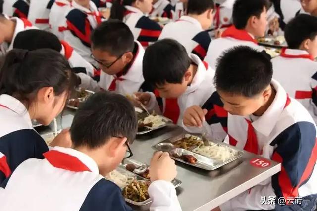 北京下了死命令：2027年底前	，所有中小学必须告别“校外配餐”