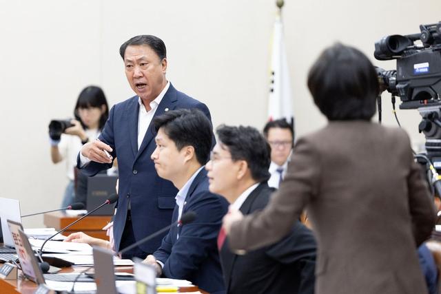 韩国国会审计成 “短视频秀”！议员PS赵本山照片引众怒