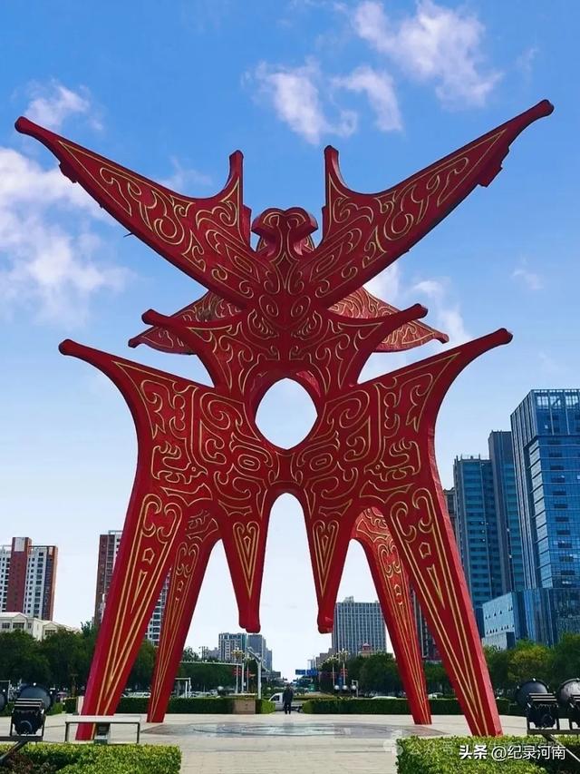 信华建国酒店和新城吾悦广场，如同商丘市中心城区的两颗璀璨明星