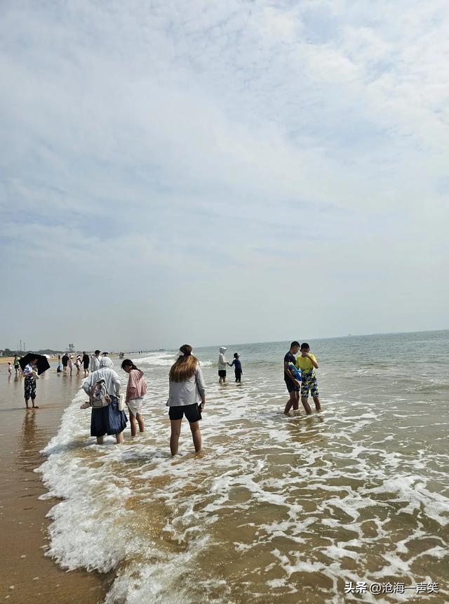 浪花一朵朵，白云一阵阵，阳光，沙滩，海浪，海风，海水……