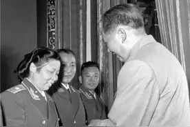 她是中国第一位女将，走过长征，却不能生育收养二十多个烈士子女图片
