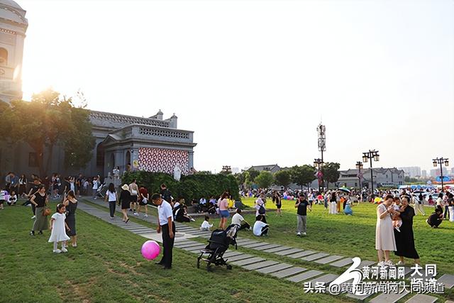 清凉夏都：古城午后到夜色的人潮与烟火