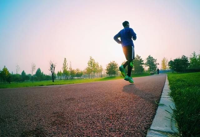 锻炼越多越早死？医生警告：这3种运动，中老年人别再拼命做了！