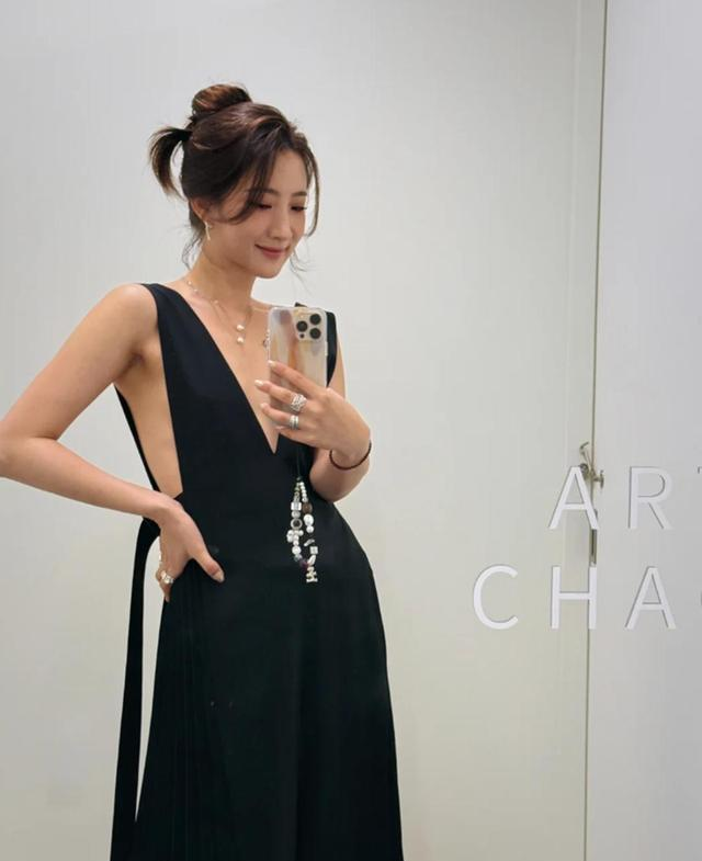 陈赫前妻不穿内衣大胆出镜，胸和肚子快一样平，那张脸倒是很美