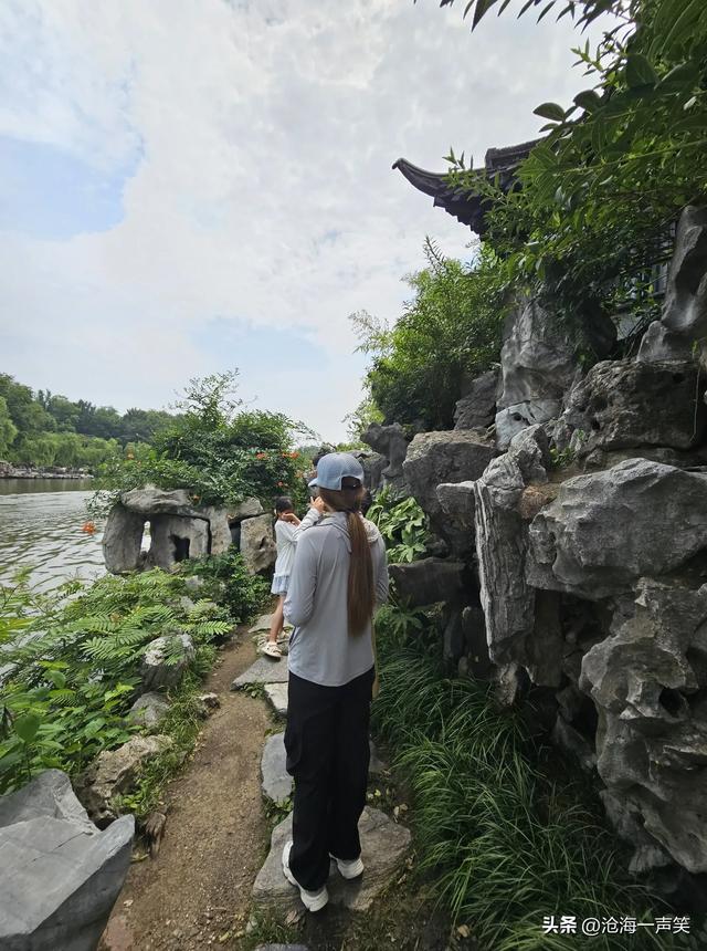 扬州廋西湖，河水，凉亭，假山，小桥，行人，一步一景，步步皆景