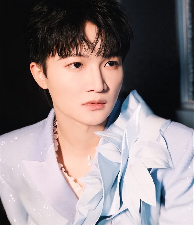 从“娘娘腔”到舞台宠儿，周深的逆袭之路：真实还是人设？