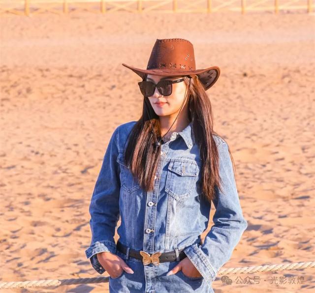 甘肃敦煌：深秋时节大漠秋景醉游人