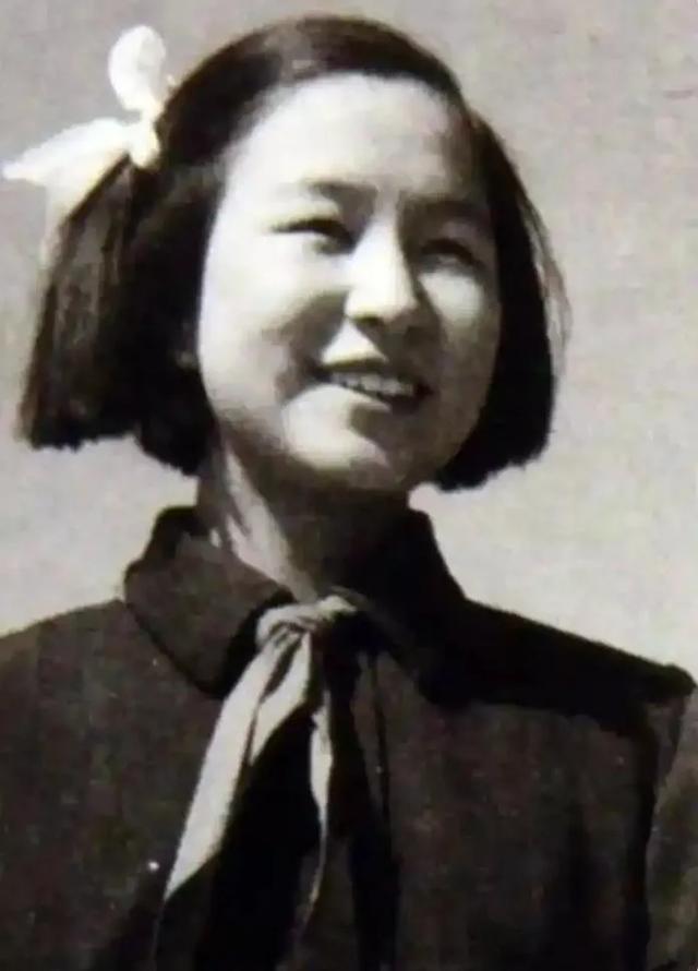 这是85岁李讷的近照,注意看她的坐姿,才知道她为何没去纪念堂