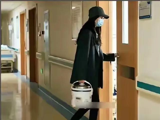 罗晋捧遗像神情悲痛，唐嫣紧跟身旁护全程	，婚变传闻不攻自破