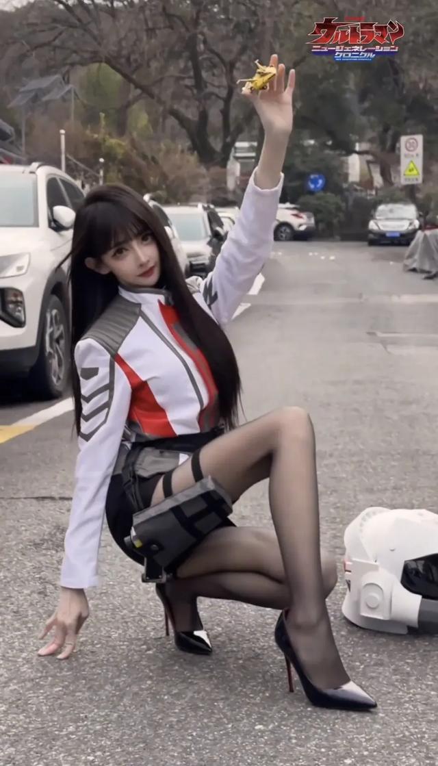 女网红cos奥特曼队员，黑丝高跟鞋大长腿美爆，孩子们相信光了