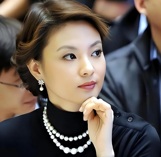 她是央视最惨女主持，男友死刑，丈夫入狱，如今48岁被释永信牵连