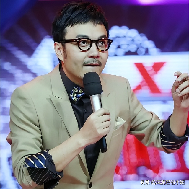 51岁汪涵现状:常年居住在长沙,穿人字拖嚼槟榔,大烟斗不离身