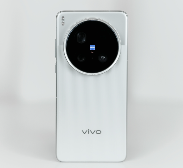 再度领先一年！vivo X300 Ultra：双2亿方案出击！