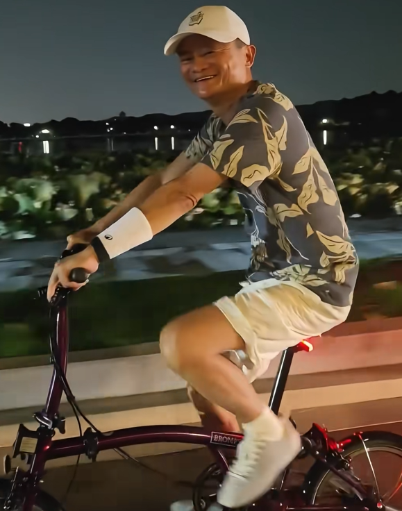 西湖偶遇马云，骑雷军同款自行车，网友晒售价1.85万，不便宜