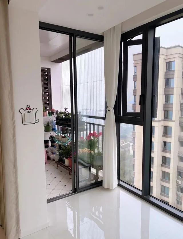 老公突发奇想“阳台封一半，留一半”，完工后变成“绝美双阳台”